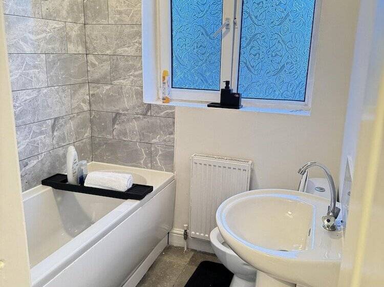 إقامة Leeds   3 Bedrooms   1bathroom   Parking   Wifi