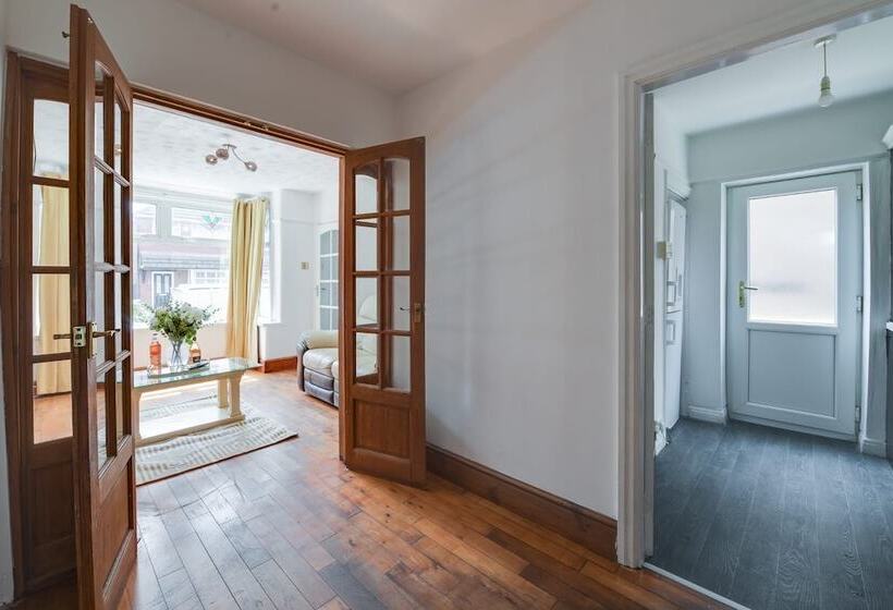 住所  Remarkable 3 Bed House In Middleton Manchester