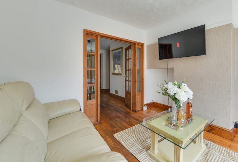 住所  Remarkable 3 Bed House In Middleton Manchester