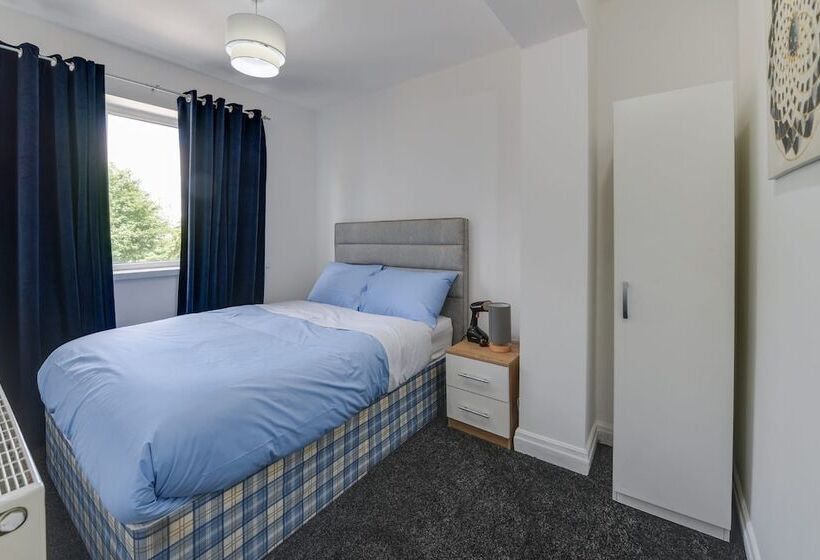 住所  Remarkable 3 Bed House In Middleton Manchester
