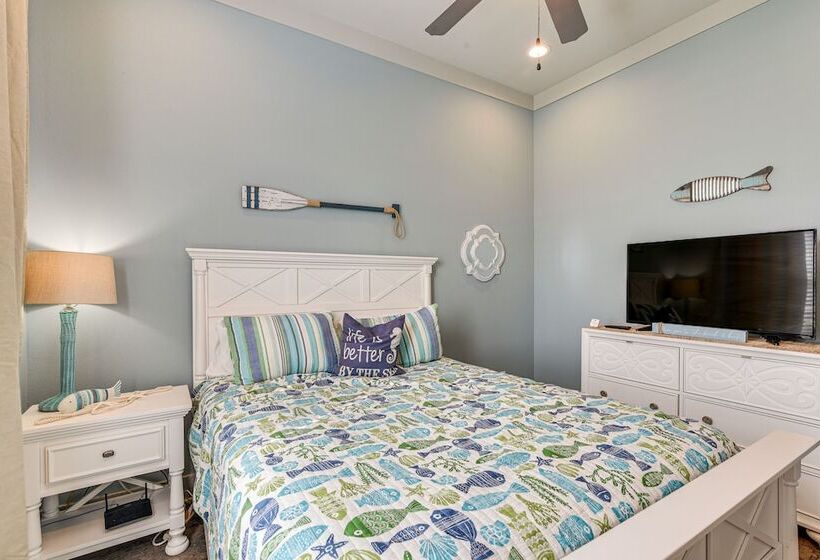 Texas Gulf Coast Home: Walk To Bolivar Beach!