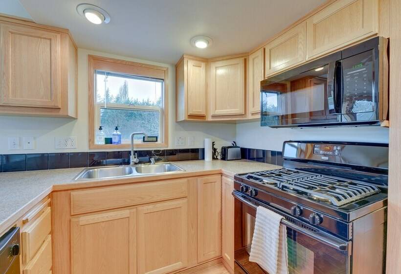 Cozy Farm Cottage: 41 Mi To Mount St Helens!