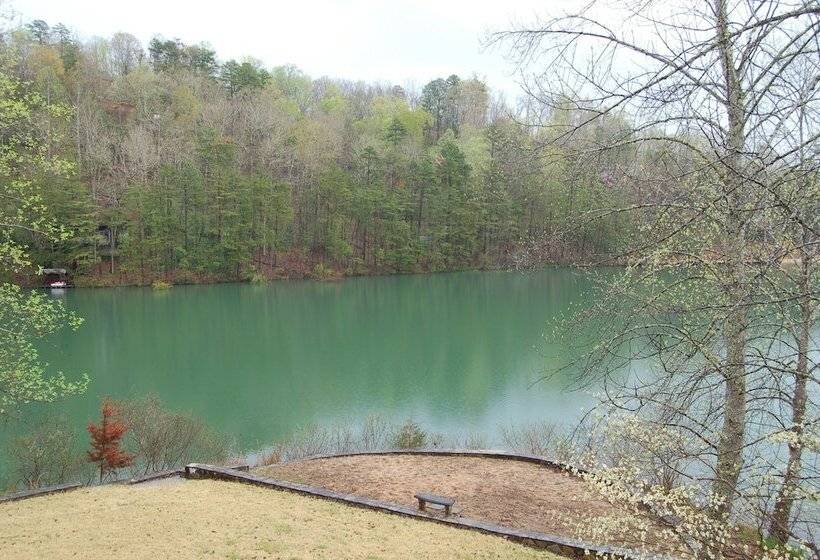 בית מלון כפרי Lake Lure Retreat   A Beautiful Lakefront Lodge On Mirror Lake Waterfront Newly Expanded Deck 4 Bedr