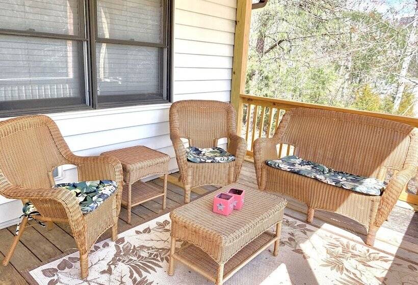 בית מלון כפרי Lake Lure Retreat   A Beautiful Lakefront Lodge On Mirror Lake Waterfront Newly Expanded Deck 4 Bedr