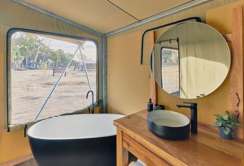 בית מלון כפרי Willow Wood Glamping Retreat