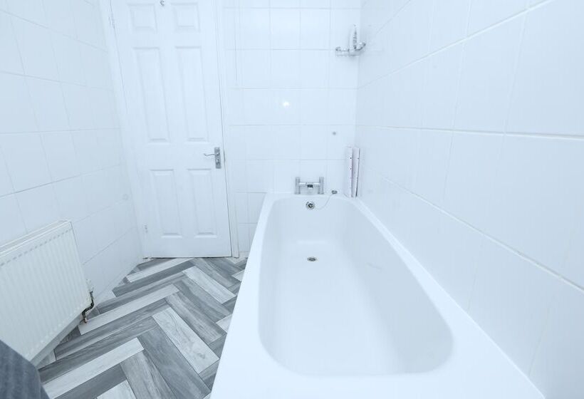 דירת נופש Beautiful 4 Bed House In Erith