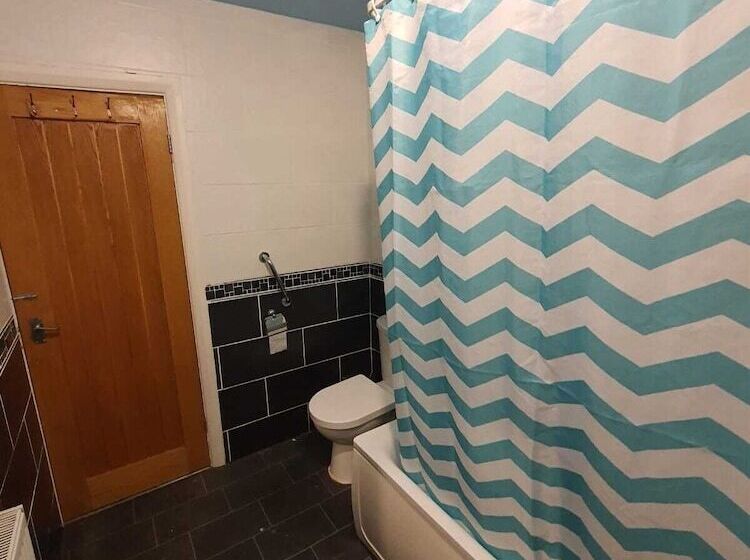 住所  Detached 4 Bed House In Leeds