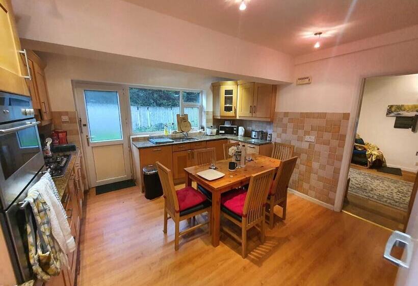 住所  Detached 4 Bed House In Leeds