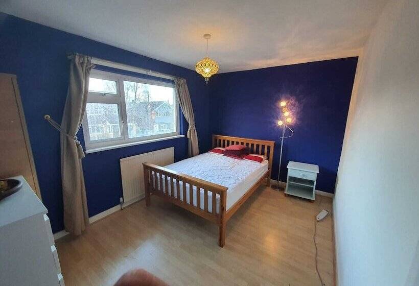 住所  Detached 4 Bed House In Leeds