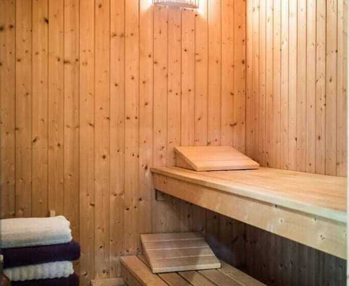 Резиденция Large 3 Bed House With Separately Bookable Studio