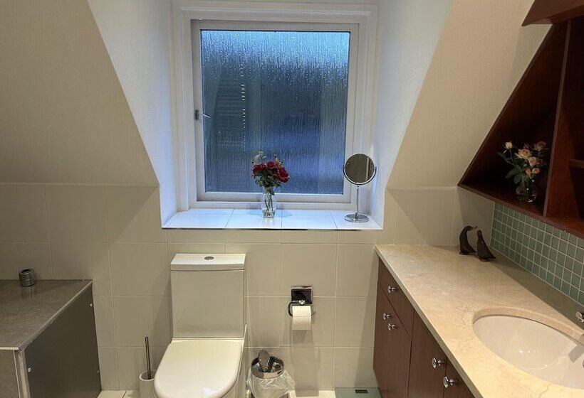 Резиденция Large 3 Bed House With Separately Bookable Studio