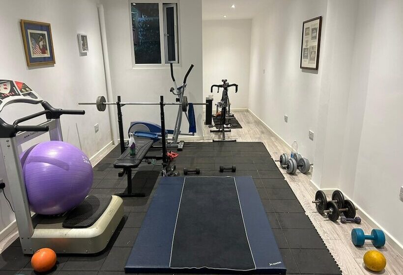 Резиденция Large 3 Bed House With Separately Bookable Studio