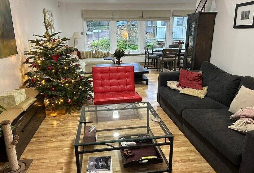 Резиденция Large 3 Bed House With Separately Bookable Studio