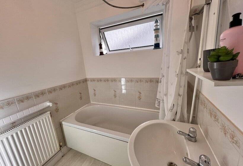 דירת נופש Blue Sky  2 Bedroom Enclosed Garden Parking, Wifi