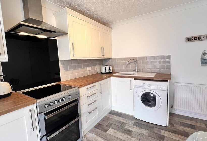 דירת נופש Blue Sky  2 Bedroom Enclosed Garden Parking, Wifi