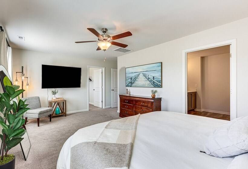 Spacious Wilmington Family Home ~ 9 Mi To Beach!