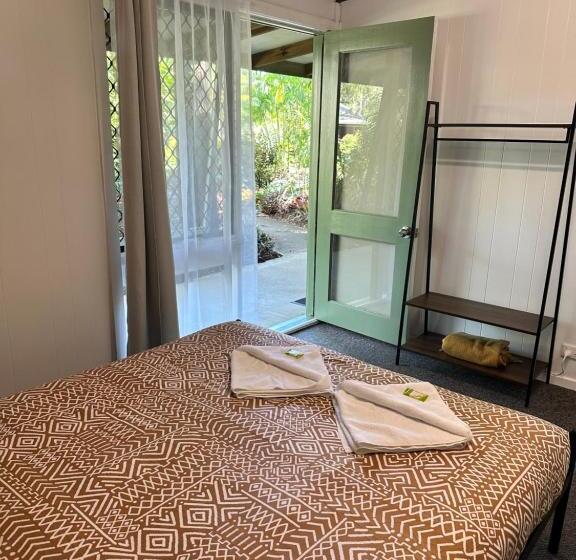 הוסטל Colonial Village Resort