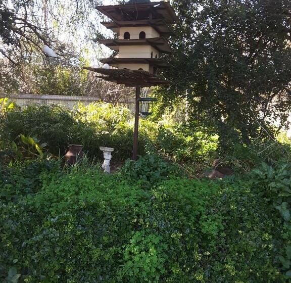 تختخواب و صبحانه The Dove Cote