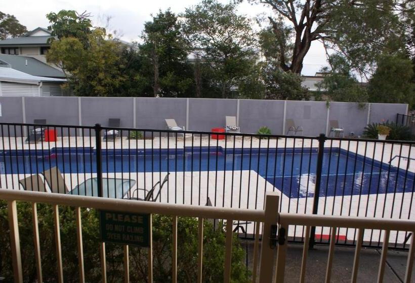 Hawks Nest Motel