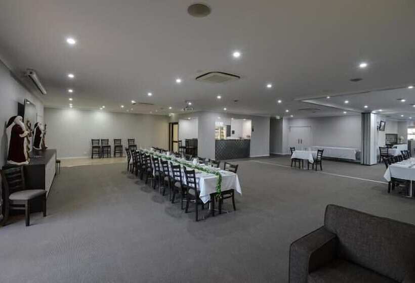 فندق على الطريق Astro Dish Motor Inn