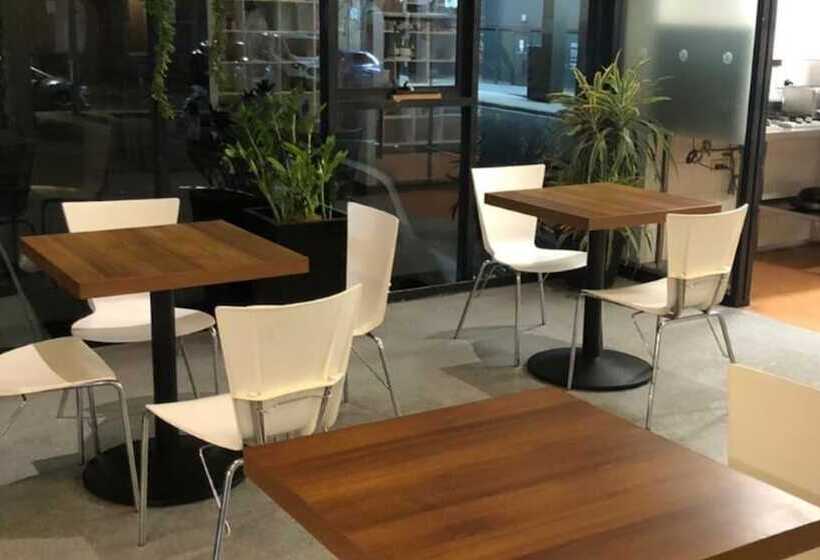 هاستل The Village Canberra