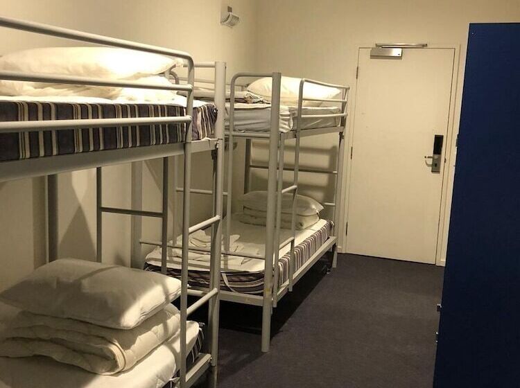 هاستل The Village Canberra