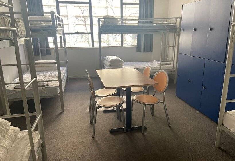 هاستل The Village Canberra