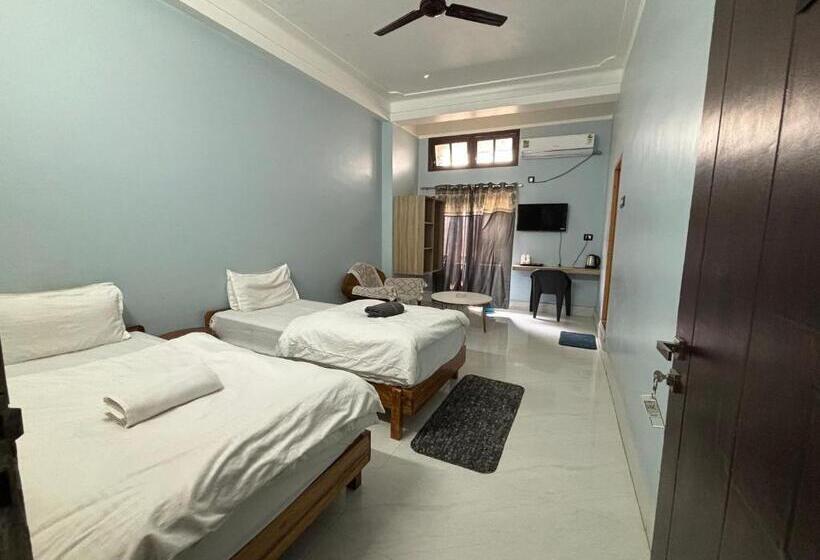 فندق Piccadilly, Gossaigaon