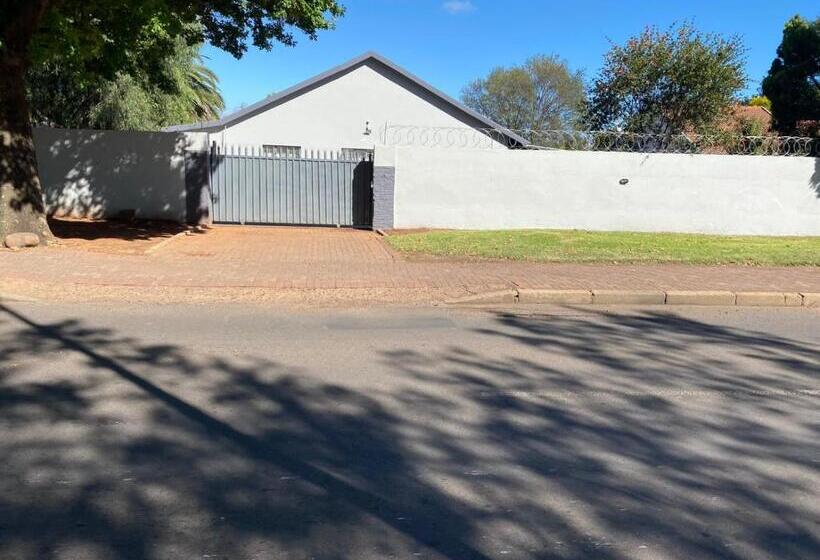 بنسيون Creekside Guest House Middelburg