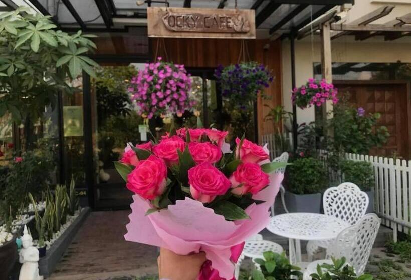 酒店 Rocky Cafe & Mini Apartment