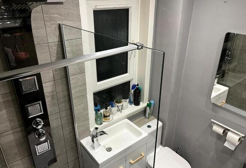 بنسيون Mini Hotel With Home Facilities In Hamilton West