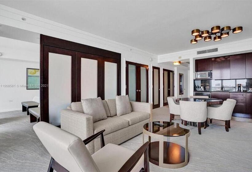 בית מלון כפרי Fontainebleau Miami Beach