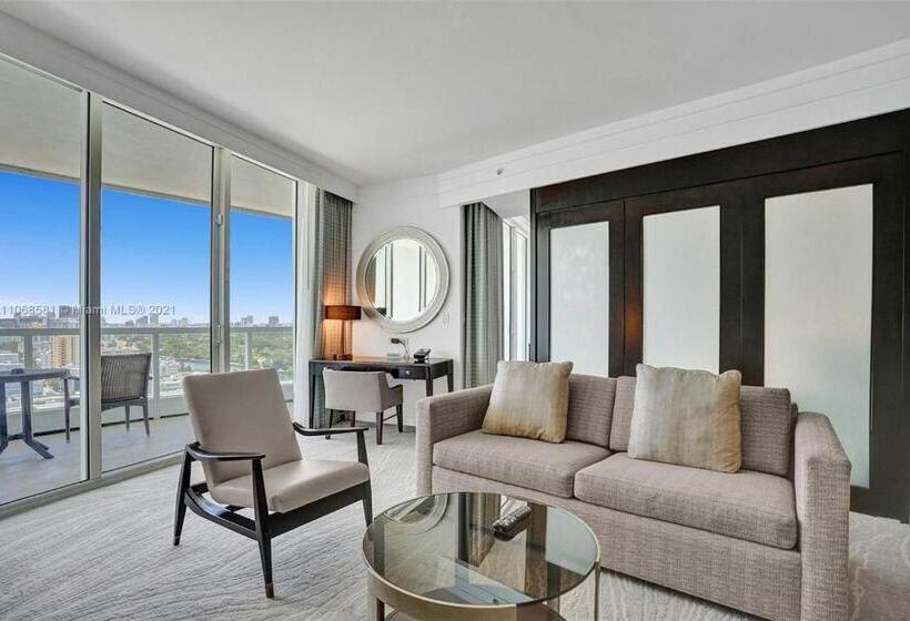 בית מלון כפרי Fontainebleau Miami Beach