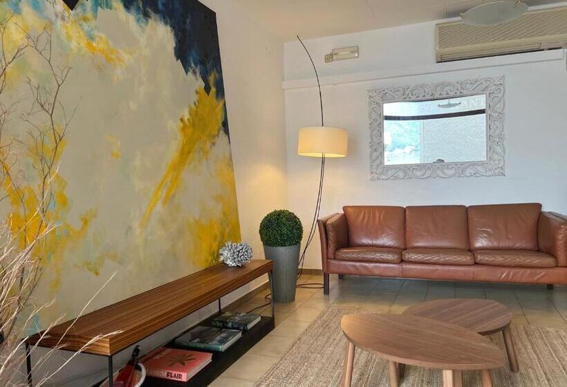 هتل Hostal Sol I Sombra