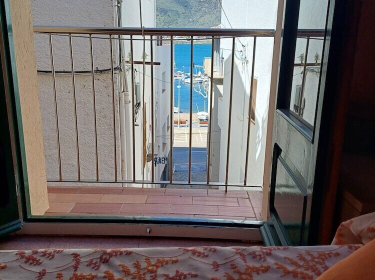 هتل Hostal Sol I Sombra
