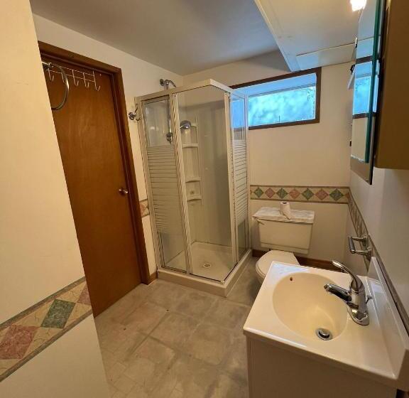 פנסיון Cozy Carpeted Private Shared Room With Fireplace