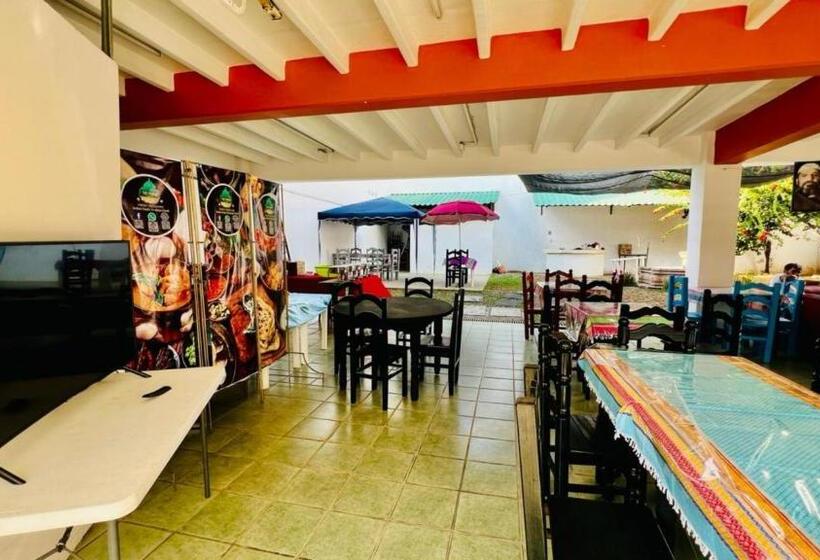 بنسيون Taj Mahal Hostal And Restaurant