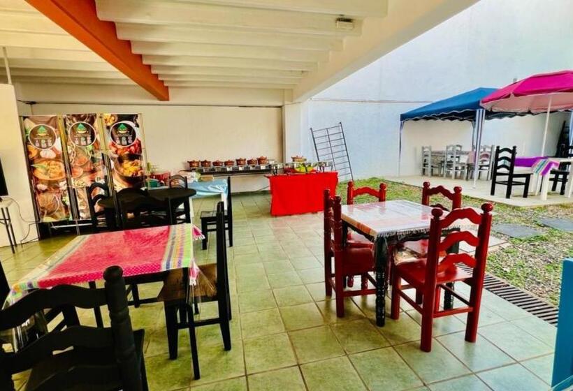 بنسيون Taj Mahal Hostal And Restaurant