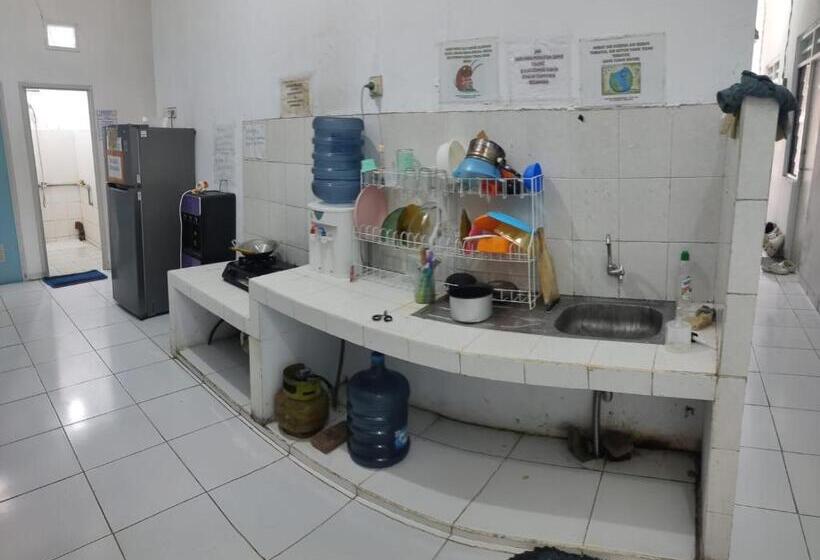 هتل Penginapan Wanita Putri Salju Hostel Semarang