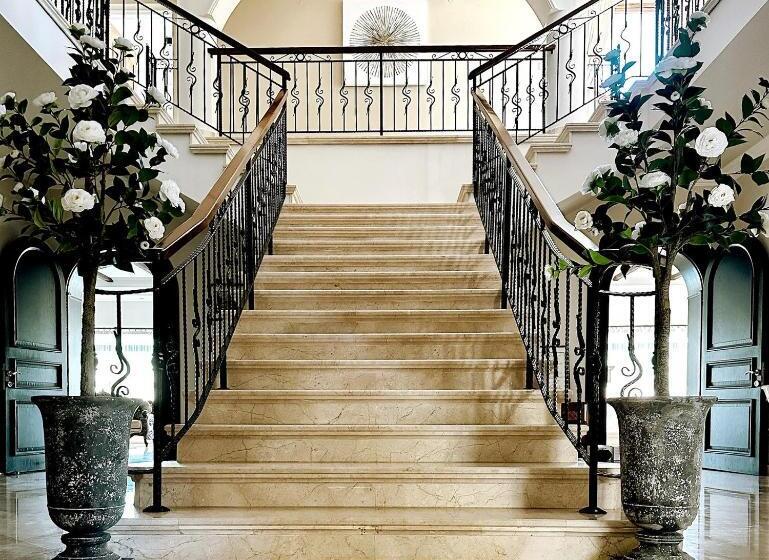 تختخواب و صبحانه The Home By An