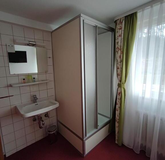 Пансион Room In Guest Room   Comfortable Single Room With Shared Bathroom And Kitchen
