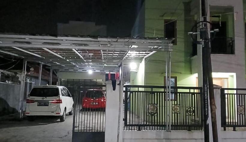 Hotel Oyo 93861 Adinda Guest House Syariah