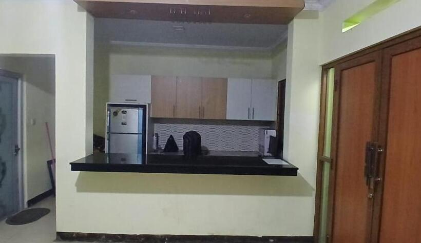 Hotel Oyo 93861 Adinda Guest House Syariah