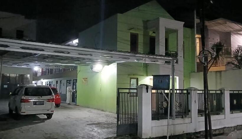 Hotel Oyo 93861 Adinda Guest House Syariah