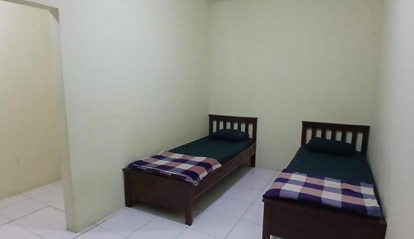 Hotel Oyo 93861 Adinda Guest House Syariah