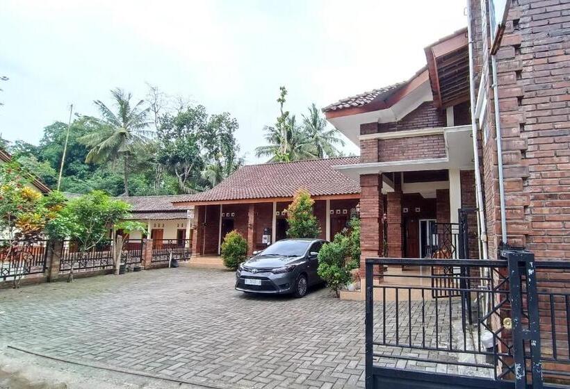 هتل Spot On 93819 Homestay Shinta Syariah