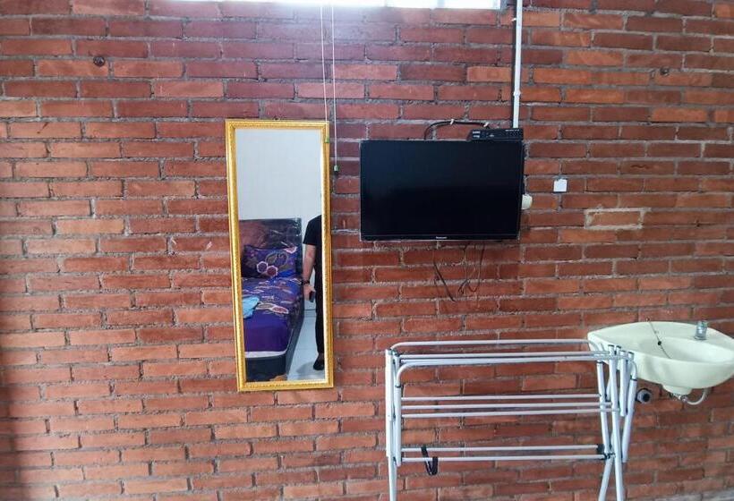 هتل Spot On 93819 Homestay Shinta Syariah