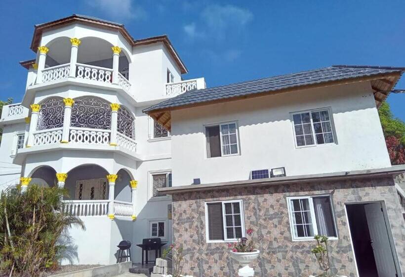 Pension (Hôtel basse catégorie) Sashamani Ville