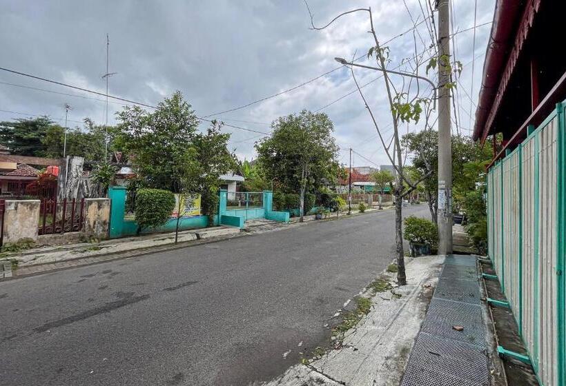 فندق Reddoorz Syariah Near Rs Bhayangkara Nganjuk