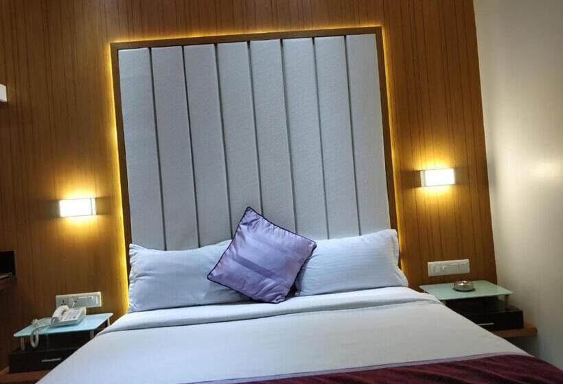 Отель Royal Shelter Vapi